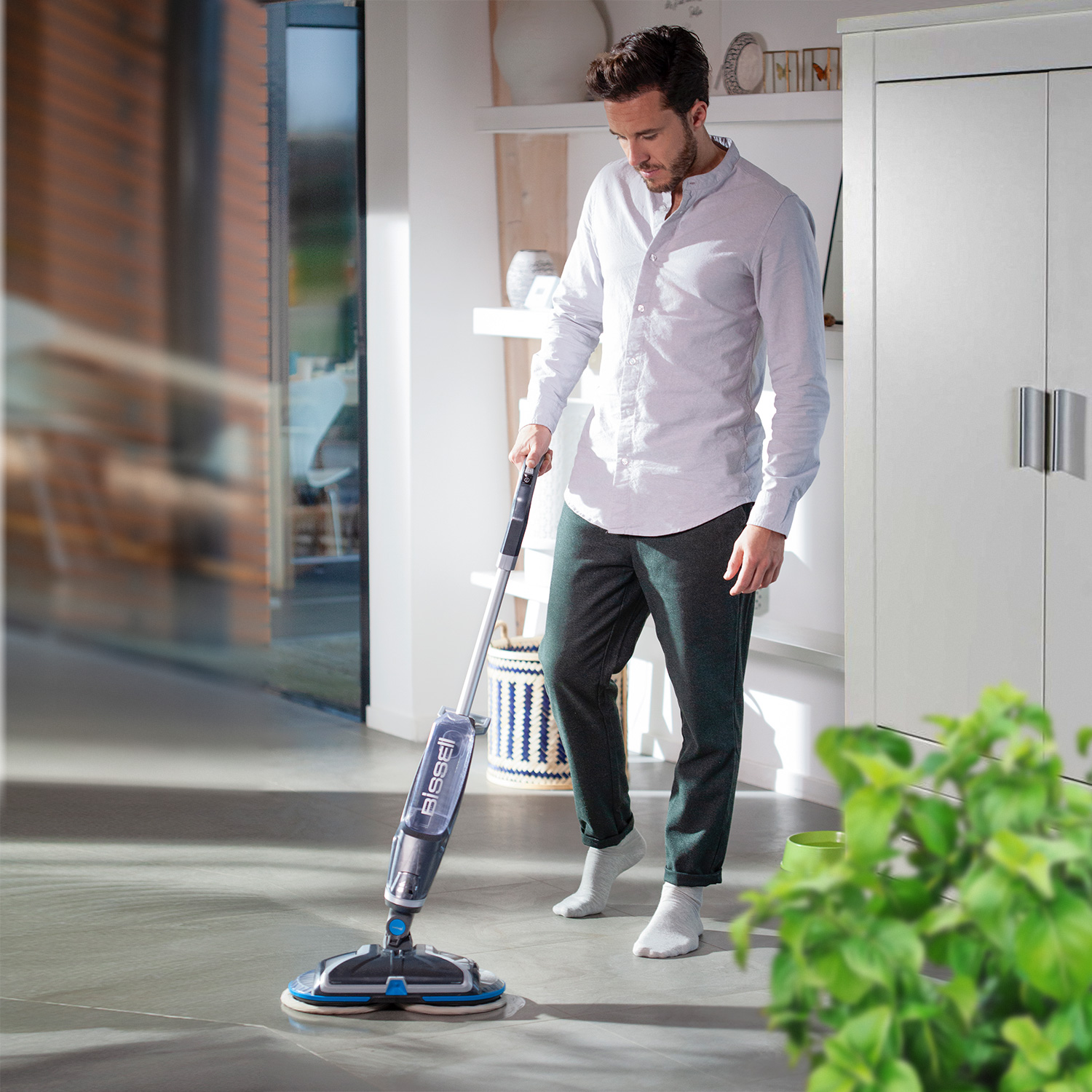 Pulisce in modo sicuro i pavimenti duri