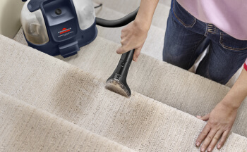 Pulisci e rimuovi le macchie da pavimenti e scale con moquette